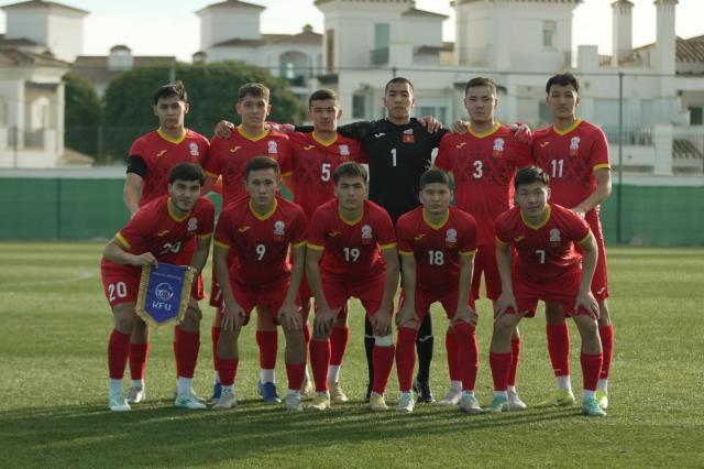 1739106124883060948.jpg 1-吉尔吉斯U20全家福.jpg